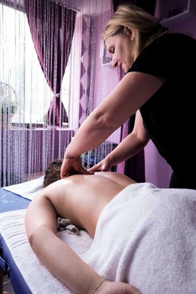 масаж за болки в гърба и врата